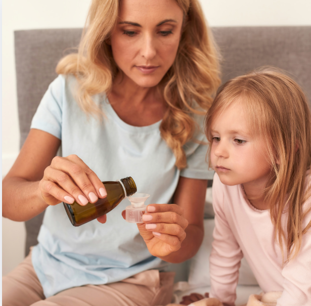 mama-care-ii-da-fetitei-sirop